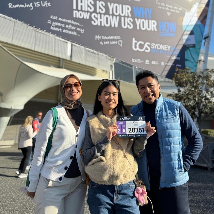 <p>Momen tersebut dibagikan langsung oleh Alya melalui beberapa foto yang diunggah di akun Instagram pribadinya. &ldquo;Walau udah bukan <em>single</em> lagi, tapi mama sama ayah masih tetap nemenin cah wedhok yang mau <em>race</em> 7th star-nya di Sydney Marathon 2026,&rdquo; tulis Alya, dikutip dari laman Instagram <em>@arohali,</em> Jumat (11/9/2026).&nbsp;(Foto: Instagram @arohali)</p>