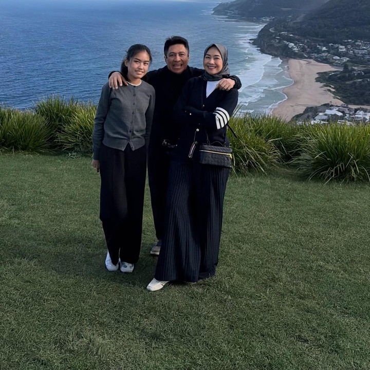 <p>Kehidupan keluarga artis Tanah Air tak pernah lepas dari sorotan publik. Begitu juga dengan kebersamaan aktris Alya Rohali bersama putri pertamanya, Namira Adjani Ramadina. (Foto: Instagram @arohali)</p>