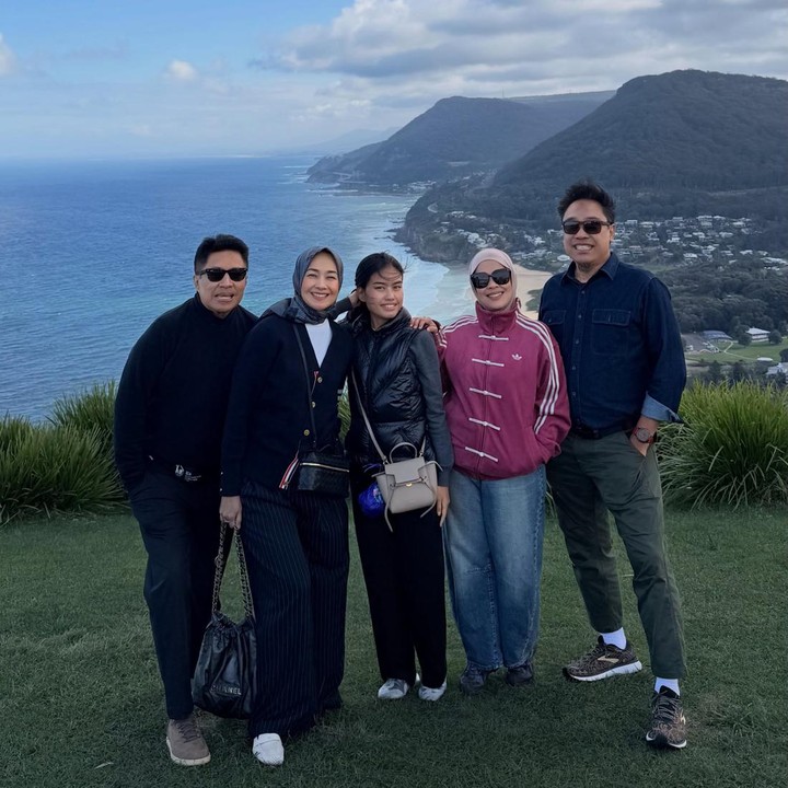 <p>Dalam unggahan yang sama, Alya turut menyampaikan dukungan untuk Namira dan para pelari lainnya. &ldquo;Buat semua pelari yang mau <em>race</em> di Sydney, nikmati rute bergelombang di Sydney dan udara segar tanpa polusi,&rdquo; tuturnya.&nbsp;(Foto: Instagram @arohali)</p>