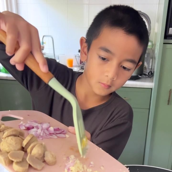 <p>Tak hanya Abi, putra bungsu Enno, Gema Tyafa Soesetyo atau Aga, juga mulai menunjukkan ketertarikan pada kegiatan memasak. Ia bahkan pernah membagikan momen ketika Aga belajar membuat nasi goreng. &ldquo;Kali ini adek Aga belajar masak nasi goreng. Tugas bunda itu ngiris bawang merah, bantuin ngasih tau takaran bumbu dan videoin. Tugas ayah bantuin ngaduk nasi Sisanya semua adek Aga lakuin sendiri,&rdquo; tulisnya, dikutip dari laman Instagram <em>@ennolerian_.&nbsp;</em>(Foto: Instagram @ennolerian_)</p>