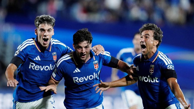 Soccer Football - UEFA Champions League - Como v RB Leipzig - Stadio Giuseppe Sinigaglia, Como, Italy - September 10, 2026 Como's Martin Baturina celebrates scoring their first goal with Alex Valle and Luis Milla REUTERS/Matteo Ciambelli     TPX IMAG