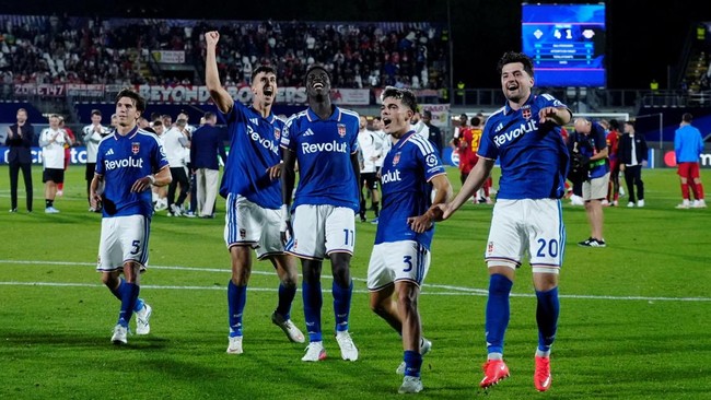 Soccer Football - UEFA Champions League - Como v RB Leipzig - Stadio Giuseppe Sinigaglia, Como, Italy - September 10, 2026 Como's Alex Valle and Martin Baturina celebrate with teammates after the match REUTERS/Matteo Ciambelli     TPX IMAGES OF THE D