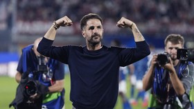Soccer Football - UEFA Champions League - Como v RB Leipzig - Stadio Giuseppe Sinigaglia, Como, Italy - September 10, 2026 Como coach Cesc Fabregas celebrates after the match REUTERS/Matteo Ciambelli