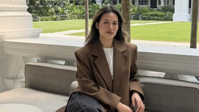 Get The Look: Ide Gaya Tampil Rapi Tapi Santai untuk Ngantor ala Raisa