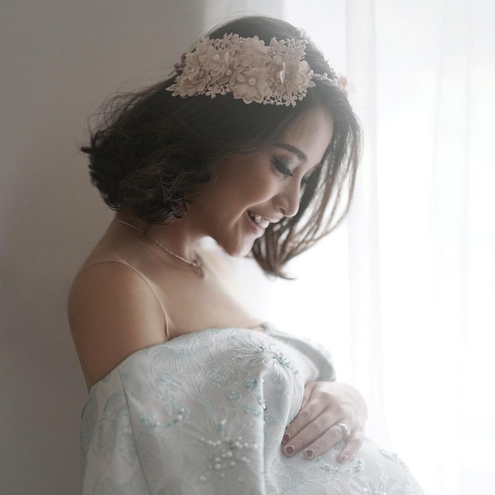 <p>Glenn mem-<em>posting</em> foto Chelsea saat pertama kali menjalani kehamilannya. Foto yang diambil 10 tahun lalu ini memperlihatkan potret maternity shoot kehamilan Chelsea yang tersenyum manis menanti kelahiran anak pertamanya. "Istriku tersayang, Chelsea. Cem.. Selamat 10 tahun menjadi seorang ibu," demikian isi <em>caption</em> manis pembuka dalam unggahan foto ini. (Foto: Instagram @glennalinskie)</p>