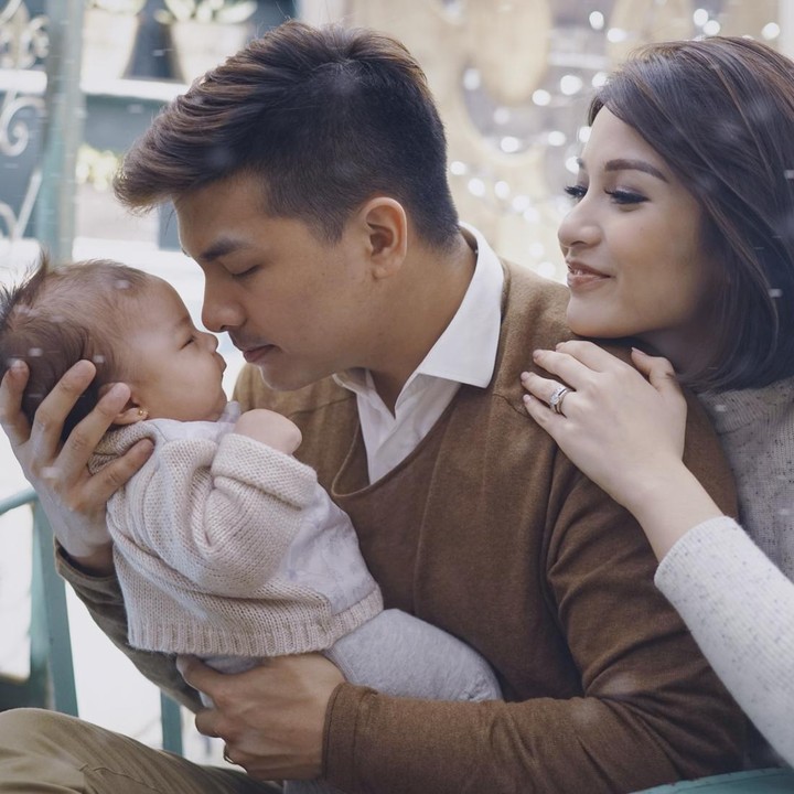 <p>Unggahan ini ditanggapi dengan manis oleh Chelsea. Perempuan 34 tahun ini juga turut memuji sosok Glenn yang telah berhasil menjadi suami dan ayah dari dua anaknya. "Cuma kamu yg anaknya ulangtahun, Ibunya yg dikasih hadiah dan dikasi ucapan. Jujur, jadi orangtua itu nggak selalu mudah. Tapi punya partner hidup yang luar biasa seperti kamu, rasanya semua perjalanan ini jadi jauh lebih ringan&hellip; dan nggak terasa waktu berjalan cepat banget. Tiba-tiba sudah 10 tahun aja our first born, selamanya yah cem," kata Chelsea. (Foto: Instagram @glennalinskie)</p>