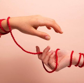 Mengenal Red String Theory, Benarkah Adanya?