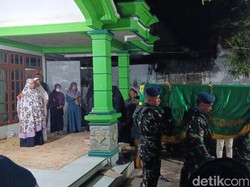 Isak Tangis Warnai Kedatangan Jenazah Serda Ahmad di Magetan