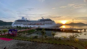 Menteri Pariwisata Kamboja Huot Hak menyambangi Villa Vie Odyssey pada Kamis (19/10) usai kapal pesiar mewah tersebut terdampar di Sihanoukville.