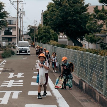 Kenapa Anak Kecil di Jepang Suka Pakai Topi Kuning? Ternyata Ini Alasannya!