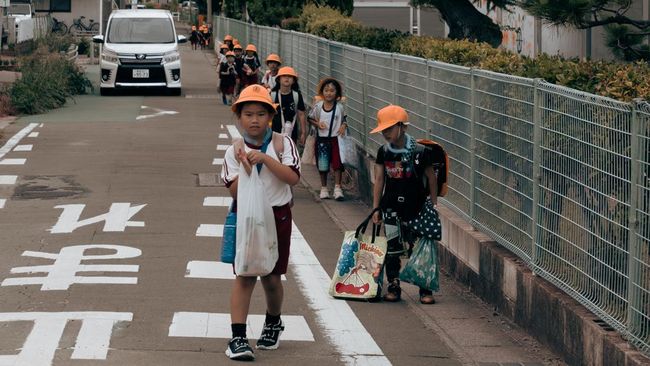 Kenapa Anak Kecil di Jepang Suka Pakai Topi Kuning?