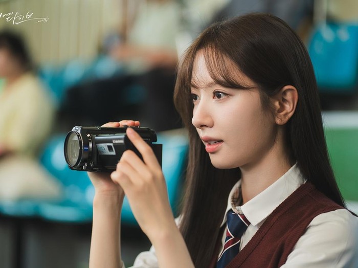 Kim Ji Yeon berperan sebagai Yoon Ha Na, aktris papan atas yang secara tidak terduga kembali ke masa lalu dan berencana untuk menyelamatkan cinta pertamanya yang telah meninggal.