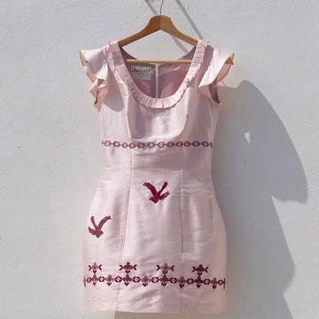 Kisah dan Perjuangan di Balik Dress Olivia Rodrigo di Daisy Chain Fields, Dibuat oleh Label Asal Palestina