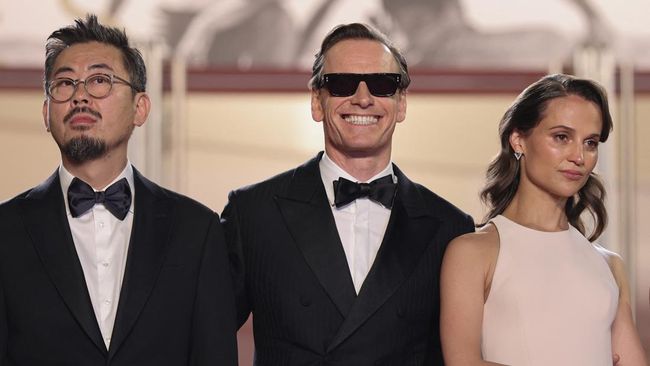 (From L) South Korean director and screenwriter Na Hong-Jin, German-Irish actor Michael Fassbender and Swedish actress Alicia Vikander arrive for the screening of the film "Hope" at the 79th edition of the Cannes Film Festival in Cannes, southern Fra
