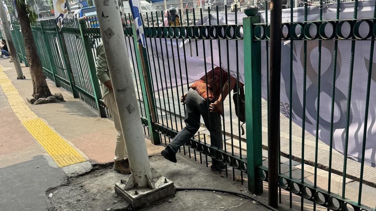 Fenomena Unik: Warga Jatinegara Emoh Pakai JPO Demi Pagar Bolong