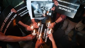 Pewarta Foto Indonesia (PFI) Jakarta menggelar doa bersama untuk mendoakan 5 orang jurnalis dan 3 awak kapal yang hilang kontak di perairan Gunung Anak Krakatau, di Balai Pewarta Foto, Jalan Prof Muhammad Yamin, Menteng, Jakarta Pusat, Jumat (11/9).