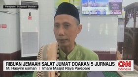 Ribuan Jemaah Salat Jumat Doakan 5 Jurnalis dan 3 Kru Kapal