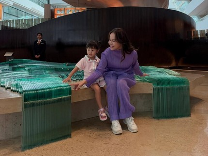Potret Raina Diajak Rossa Kunjungi ArtScience Museum di Singapura