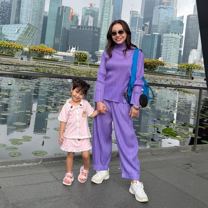 <p>Rossa kembali mencuri perhatian lewat momen kebersamaannya dengan sang putri, Raina Mikayla. Keduanya belum lama ini menghabiskan waktu bersama dengan berlibur ke luar negeri. (Foto: Instagram @raina.mikaylaa)</p>