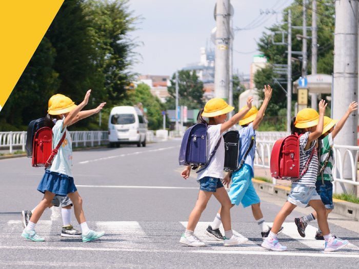Topi kuning yang dipakai anak-anak di Jepang
