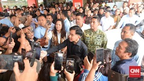 Wakil Presiden (Wapres) Republik Indonesia (RI) Gibran Rakabuming Raka meninjau kondisi pelajar yang mengalami keracunan setelah mengonsumsi Makan Bergizi Gratis (MBG) di Kabupaten Karo, Sumatera Utara, Jumat (11/9/2026).