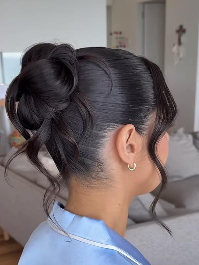 Satu helai rambut yang dibiarkan membingkai wajah bisa membuat gaya rambut sederhana terlihat lebih stylish. Trik ini cocok untuk kamu yang ingin rambut tetap terikat tetapi tetap memiliki sentuhan feminin dan effortless./ Foto: pinterest.com