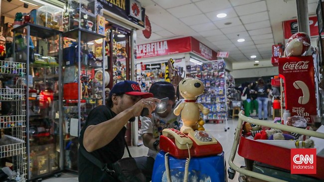 Sejumlah calon pembeli melihat koleksi mainan di salah satu toko di Blok M Square, Melawai, Jakarta, Sabtu (12/9). (CNN Indonesia/Febria Adha L)