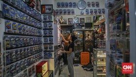 Sejumlah calon pembeli melihat koleksi mainan di salah satu toko di Blok M Square, Melawai, Jakarta, Sabtu (12/9). (CNN Indonesia/Febria Adha L)