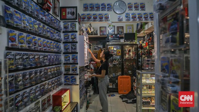 Sejumlah calon pembeli melihat koleksi mainan di salah satu toko di Blok M Square, Melawai, Jakarta, Sabtu (12/9). (CNN Indonesia/Febria Adha L)