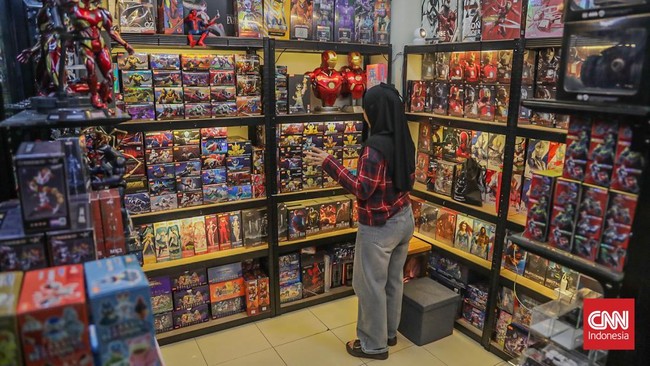 Sejumlah calon pembeli melihat koleksi mainan di salah satu toko di Blok M Square, Melawai, Jakarta, Sabtu (12/9). (CNN Indonesia/Febria Adha L)