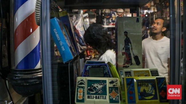 Sejumlah calon pembeli melihat koleksi mainan di salah satu toko di Blok M Square, Melawai, Jakarta, Sabtu (12/9). (CNN Indonesia/Febria Adha L)