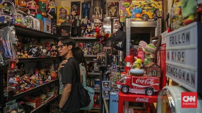Sejumlah calon pembeli melihat koleksi mainan di salah satu toko di Blok M Square, Melawai, Jakarta, Sabtu (12/9). (CNN Indonesia/Febria Adha L)