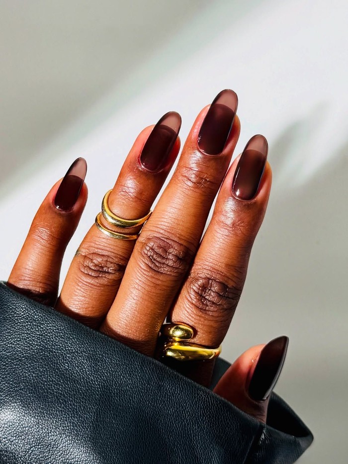 Brown jelly nails menghadirkan warna coklat transparan dengan efek glossy yang membuat kuku terlihat unik dan modern. Tren ini menjadi alternatif menarik bagi kamu yang ingin mencoba jelly nails dengan warna lebih earthy./ Foto: instagram.com/brushedbyb_