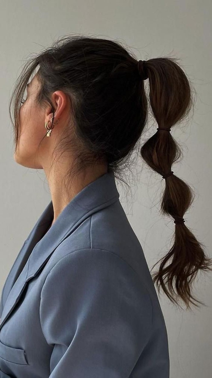 Bubble ponytail menjadi gaya rambut bergaya Y2K yang tetap populer dan cocok untuk cuaca panas serta lembab. Model ini dapat dibuat pada rambut medium hingga panjang dengan berbagai tekstur rambut./ Foto: pinterest.com