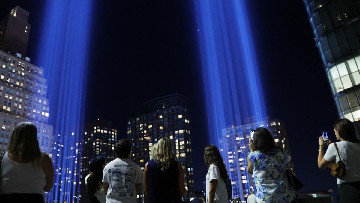 FOTO: Cahaya Biru Menembus Langit New York, Kenang Tragedi 9/11
