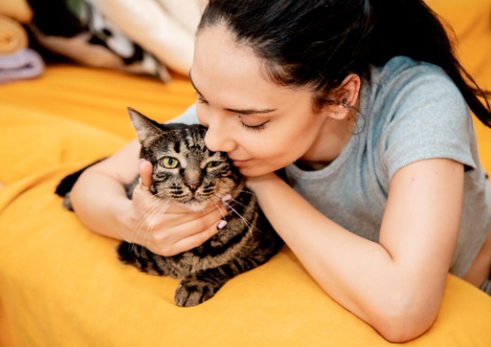 Cancer dikenal memiliki naluri mengasuh yang kuat dan sangat perhatian terhadap orang maupun hewan di sekitarnya. Sifatnya yang lembut dan intuitif membuat Cancer berpotensi menjadi pet parent yang penuh kasih./ Foto: magnific.com/stockking