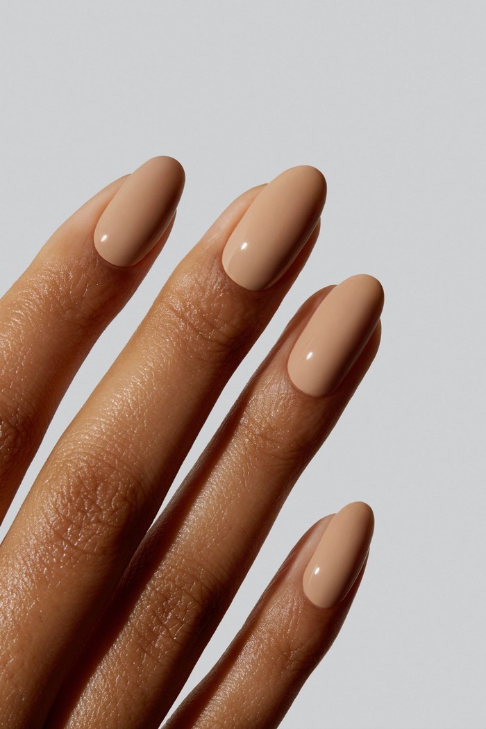 Creamy beige menjadi pilihan nail art minimalis yang cocok dipadukan dengan berbagai gaya busana. Warna netral ini memberikan kesan clean, elegan, dan polished tanpa membuat penampilan terlihat berlebihan./ Foto: instagram.com/gelcare.official