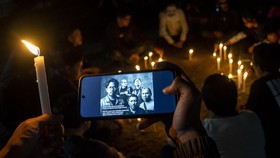 Sejumlah jurnalis bersama masyarakat menggelar doa bersama di halaman Gedung Indonesia Menggugat, Bandung, Jawa Barat, Jumat (11/9/2026). Doa bersama dan aksi menyalakan lilin yang diikuti oleh masyarakat, seniman dan jurnalis dari berbagai organisas