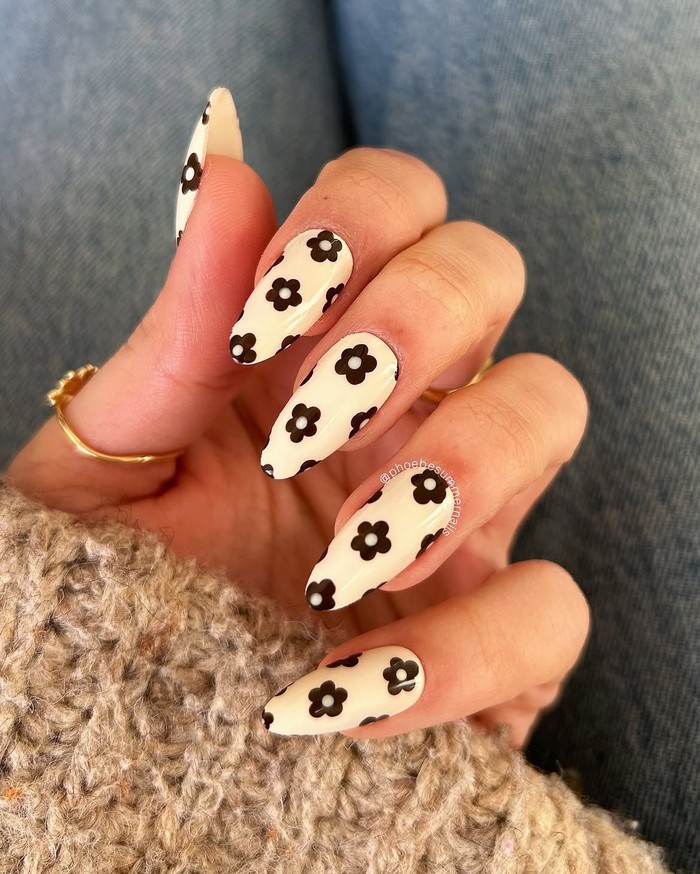 Fall florals memadukan warna cream dan coklat dengan motif bunga untuk menciptakan nail art yang feminin dan versatile. Desain ini cocok bagi kamu yang ingin mempertahankan nuansa floral dengan palet warna yang lebih hangat./ Foto: instagram.com/phoebesummernails