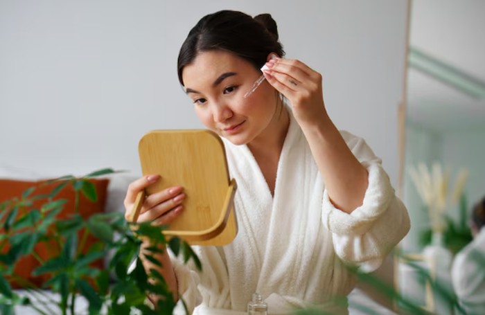 Perawatan kulit dengan retinoid dapat membantu merangsang produksi kolagen dan elastin serta menyamarkan garis halus secara bertahap. Pada pagi hari, antioksidan seperti vitamin C juga dapat membantu melindungi kulit dari kerusakan akibat radikal bebas./ Foto: magnific.com