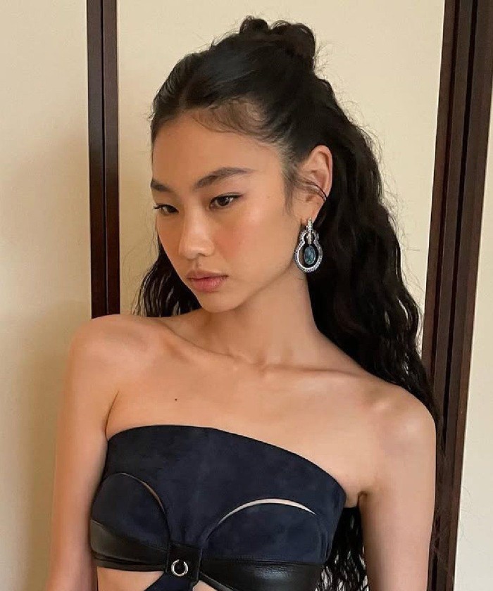 Half-up half-down adalah gaya rambut praktis yang tetap terlihat cantik untuk aktivitas santai maupun acara formal di cuaca panas. Tambahkan aksesori, kepang kecil, atau volume pada bagian atas untuk membuat tampilannya semakin menarik./ Foto: pinterest.com
