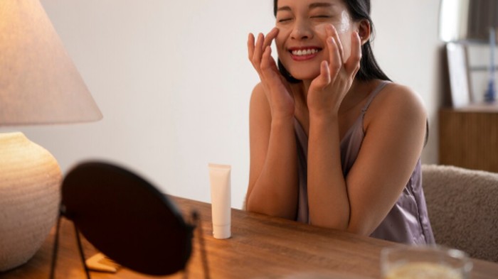 Menurut ahli, penggunaan SPF 30 atau lebih setiap hari merupakan salah satu langkah paling penting untuk mencegah photoaging. Perlindungan dari sinar matahari juga sebaiknya dilengkapi dengan pakaian pelindung, topi, kacamata hitam, dan mencari tempat teduh./ Foto: magnific.com