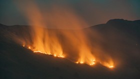 Api membakar vegetasi kering di kawasan Bukit Pengol Taman Nasional Bromo Tengger Semeru (TNBTS), Kabupaten Probolinggo, Jawa Timur, Jumat (11/9/2026). Sedikitnya 10 titik api terpantau dan kobaran api mengarah ke Lembah Watangan atau Bukit Teletubbi