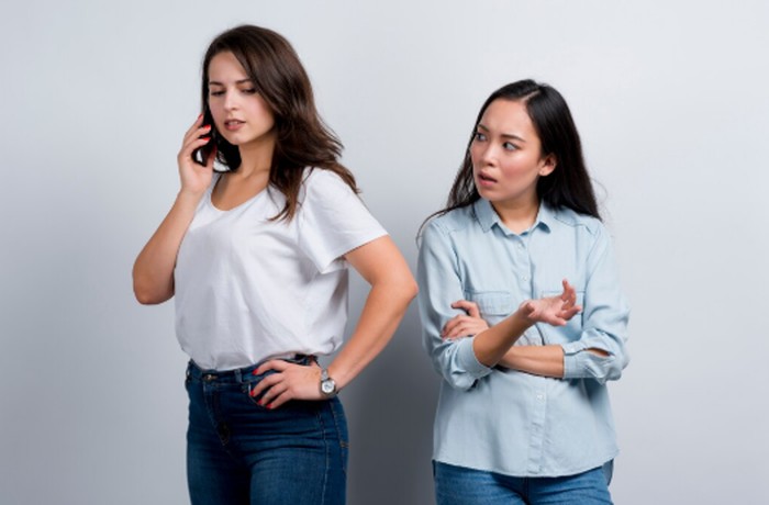 Libra dikenal sebagai sosok yang ambisius dan senang membantu orang lain berkembang. Namun, kritik yang muncul karena rasa iri justru bisa membuat mereka sangat kesal./ Foto: magnific.com