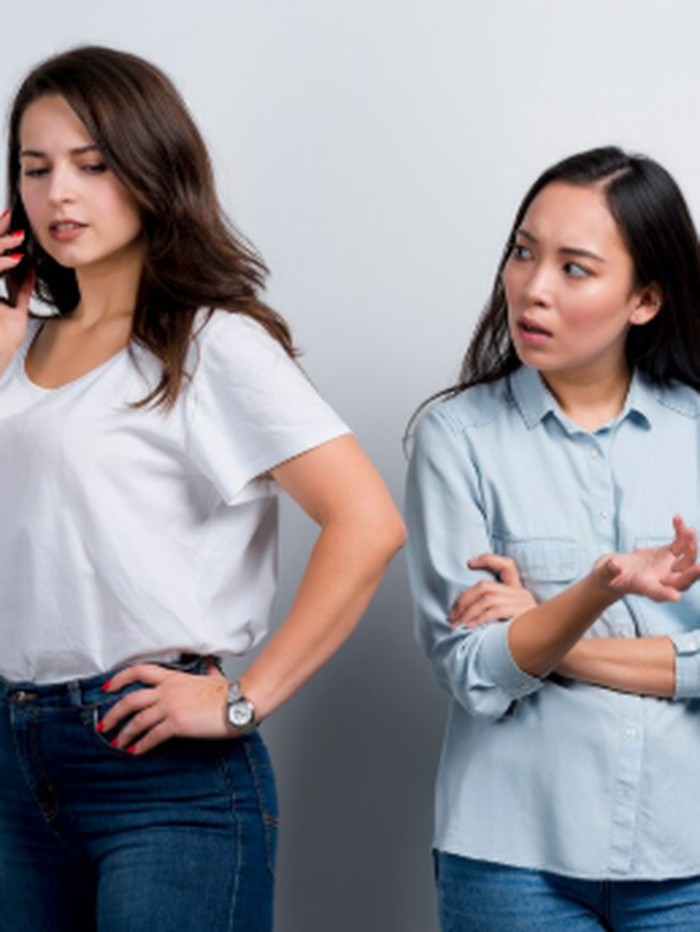 Libra dikenal sebagai sosok yang ambisius dan senang membantu orang lain berkembang. Namun, kritik yang muncul karena rasa iri justru bisa membuat mereka sangat kesal./ Foto: magnific.com