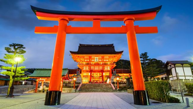 Warga Selandia Baru dikecam warganet setelah menunjukkan video tarian tradisional Maori di depan kuil Fushimi Inari Taisha, Jepang.