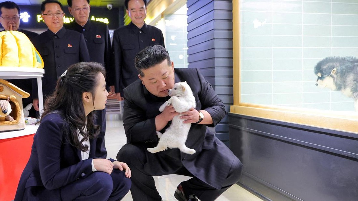 Momen Langka di Korut, Kim Jong Un Gendong Anjing di Toko Hewan