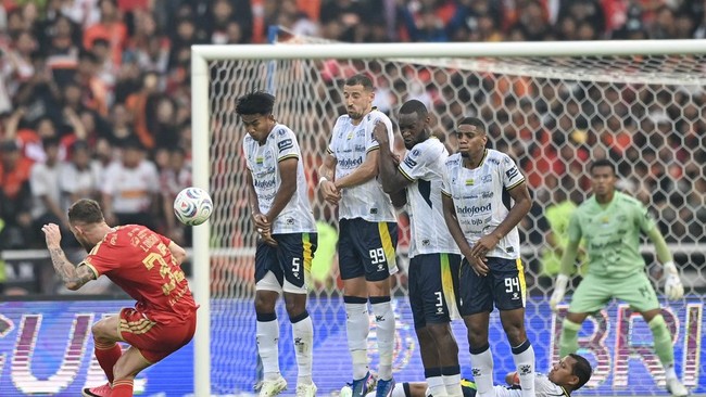 Pesepak bola Persija Jakarta Stjepan Loncar (kiri) melakukan tendangan bebas ke arah gawang Persib Bandung pada pertandingan Liga 1 2026/2027 di Stadion Gelora Bung Karno (GBK) Senayan, Jakarta, Sabtu (12/9/2026). Persija Jakarta menang atas Persib B