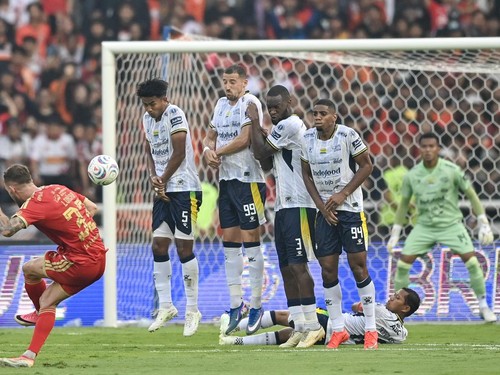 Pesepak bola Persija Jakarta Stjepan Loncar (kiri) melakukan tendangan bebas ke arah gawang Persib Bandung pada pertandingan Liga 1 2026/2027 di Stadion Gelora Bung Karno (GBK) Senayan, Jakarta, Sabtu (12/9/2026). Persija Jakarta menang atas Persib B