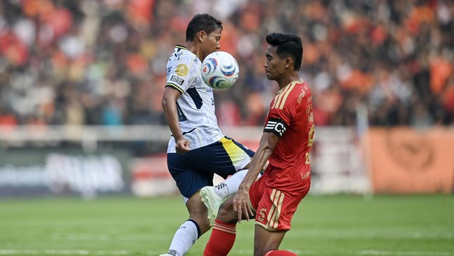 Pesepak bola Persija Jakarta Rizky Ridho (kanan) berebut bola dengan pesepak bola Persib Bandung Adam Alis (kiri) pada pertandingan Liga 1 2026/2027 di Stadion Gelora Bung Karno (GBK) Senayan, Jakarta, Sabtu (12/9/2026). Persija Jakarta menang atas P